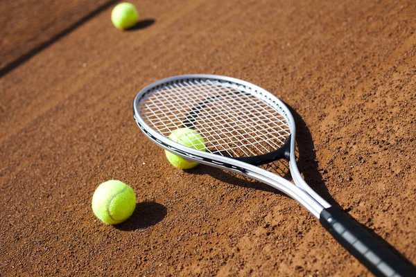 Deporte, raqueta y pelotas de tenis — Foto de Stock