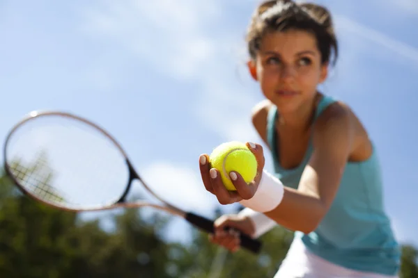 Женщина играет в теннис летом — стоковое фото