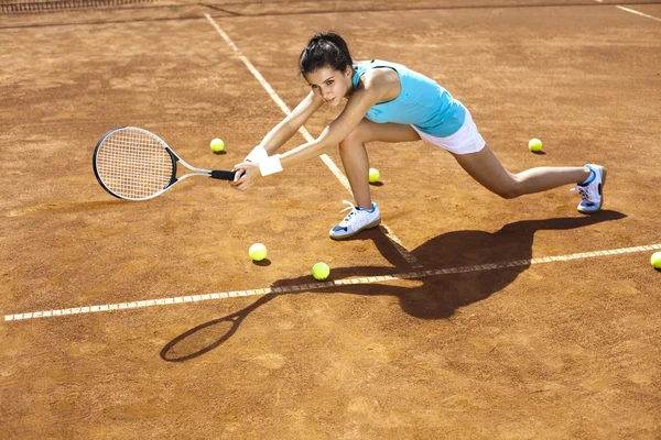 Kvinna som spelar tennis på sommaren — Stockfoto