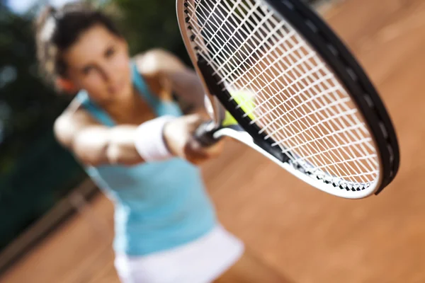 Kvinna som spelar tennis på sommaren — Stockfoto