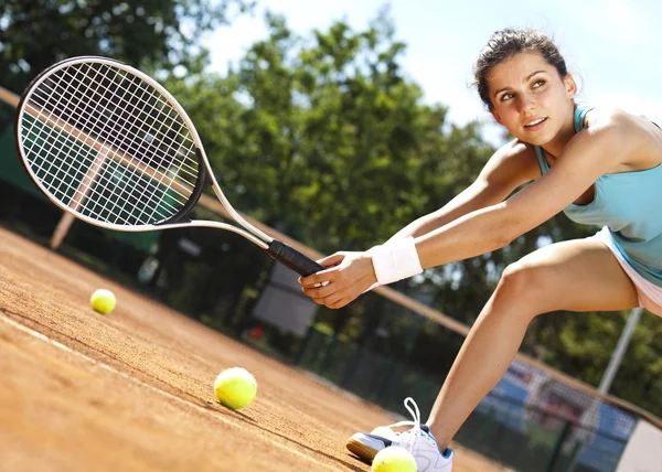 Kvinna som spelar tennis på sommaren — 图库照片