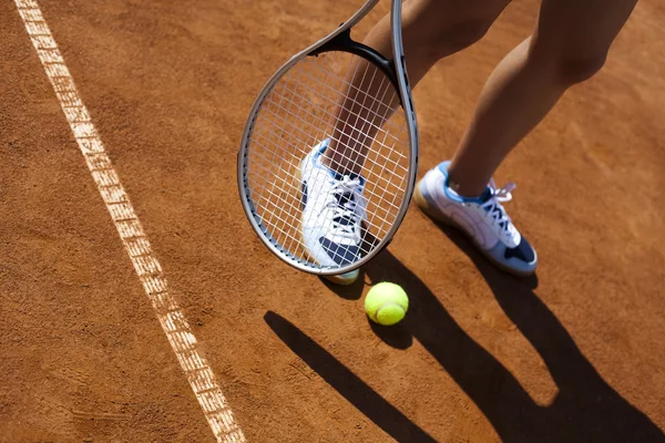 Kvinna som spelar tennis på sommaren — Stockfoto