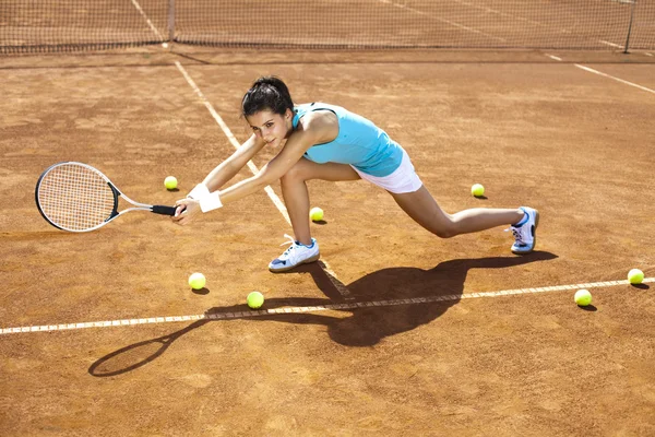 Frau spielt im Sommer Tennis — Stockfoto