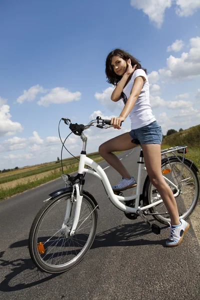 Mädchen auf ihrem Fahrrad — Stockfoto