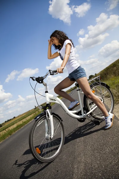 Kız onu bisiklet sürme — Stok fotoğraf