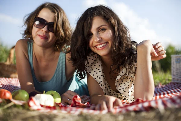 Barátnők piknik — Stock Fotó