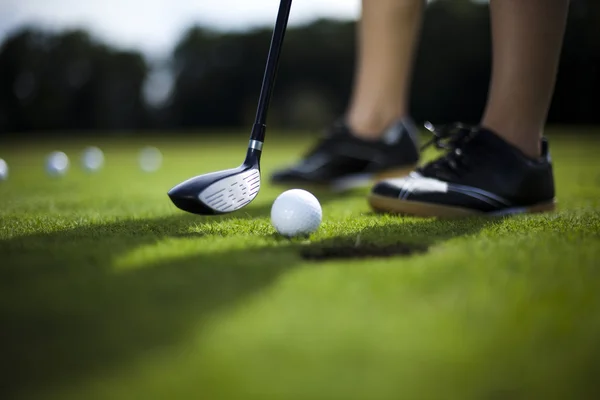 Pelota de golf en prado verde, conductor — Foto de Stock