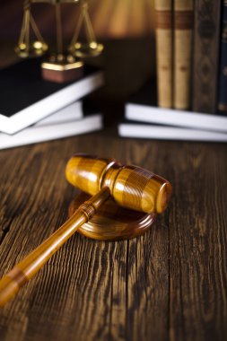 Yargıçlar tahta tokmak ve hukuk kitapları
