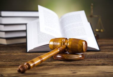 Yargıçlar tahta tokmak ve hukuk kitapları