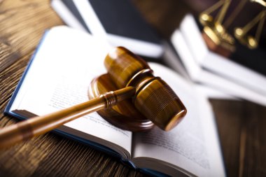 Yargıçlar tahta tokmak ve hukuk kitapları