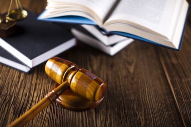 Yargıçlar tahta tokmak ve hukuk kitapları