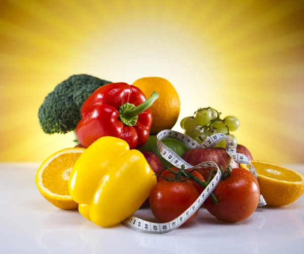 Taze yiyecek ve ölçü bandı, spor diyet — Stok fotoğraf