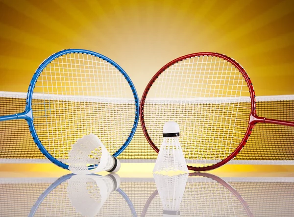 Badmintonbollen på badmintonracketen — Stockfoto
