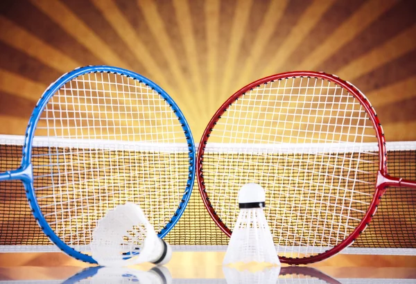 Shuttle op badminton racket — Stockfoto