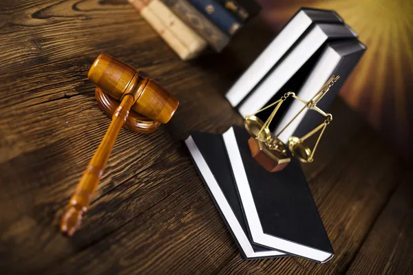 Juízes martelo de madeira e livros de direito — Fotografia de Stock