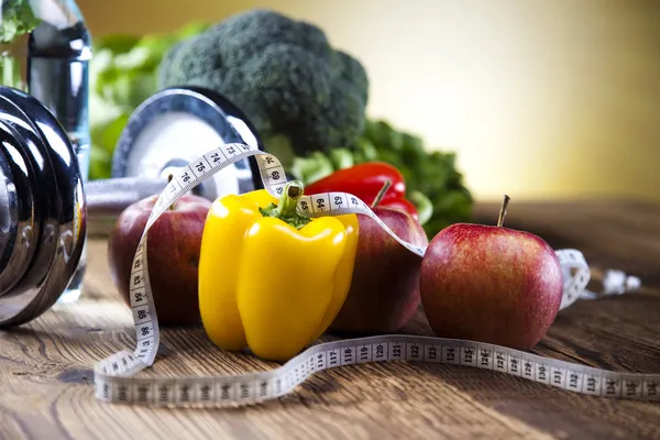 Dieet en fitness, dumbell met vitamine, zonsondergang Stockafbeelding