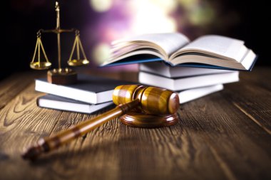 Yargıçlar tahta tokmak ve hukuk kitapları
