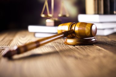Yargıçlar tahta tokmak ve hukuk kitapları