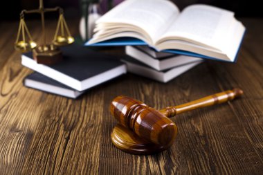Yargıçlar tahta tokmak ve hukuk kitapları