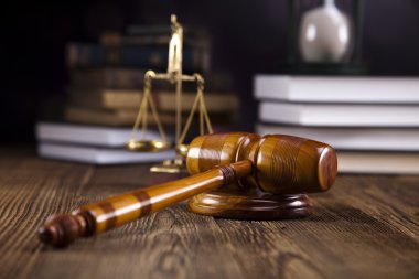 Yargıçlar tahta tokmak ve hukuk kitapları