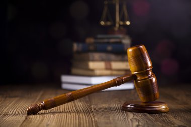 Yargıçlar tahta tokmak ve hukuk kitapları