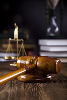 Yargıçlar tahta tokmak ve hukuk kitapları