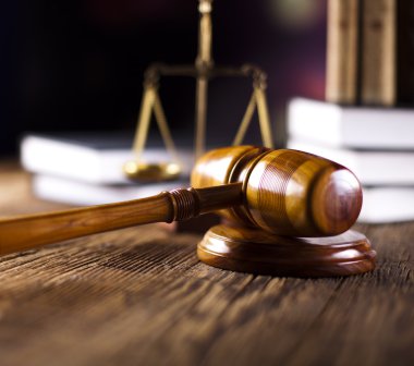 Yargıçlar tahta tokmak ve hukuk kitapları