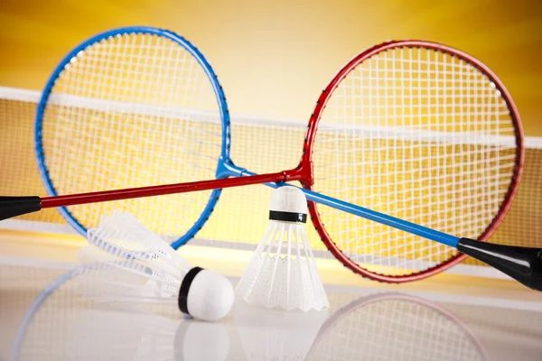 Shuttle op badminton racket — Stockfoto