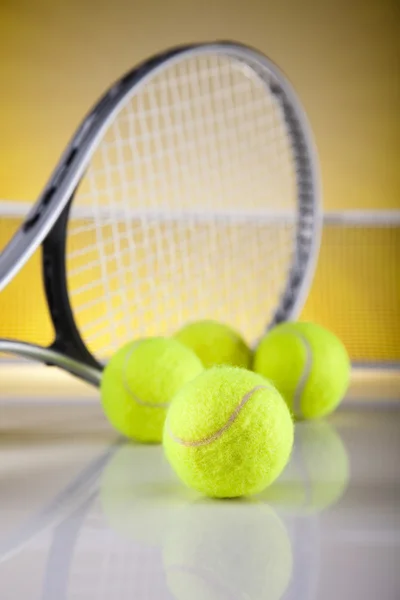 Pelota de tenis y raqueta —  Fotos de Stock