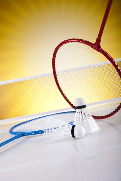 Shuttle op badminton racket — Stockfoto