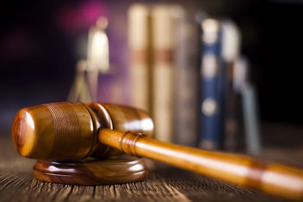 Soudci dřevěné kladívko, zákon — Stock fotografie