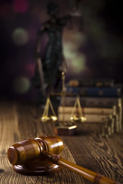 Soudci dřevěné kladívko a právní knihy — Stock fotografie