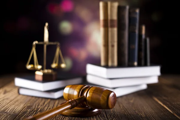 Yargıçlar tahta tokmak ve hukuk kitapları — Stok fotoğraf