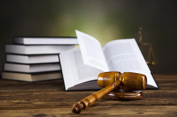 Судді дерев'яні данини і юридичні книги — стокове фото