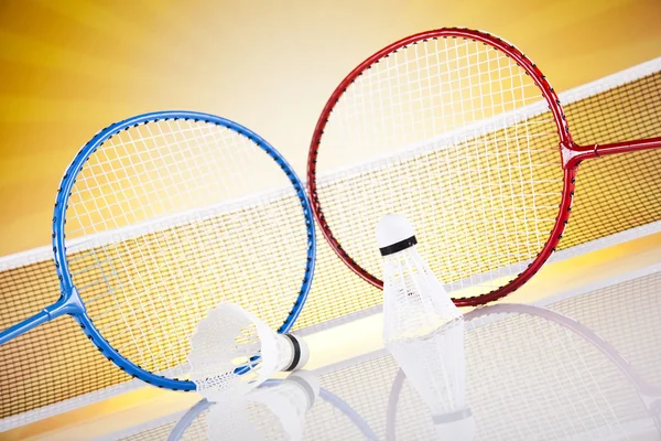 Shuttle op badminton racket — Stockfoto