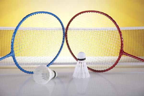 Badmintonbollen på badmintonracketen — Stockfoto