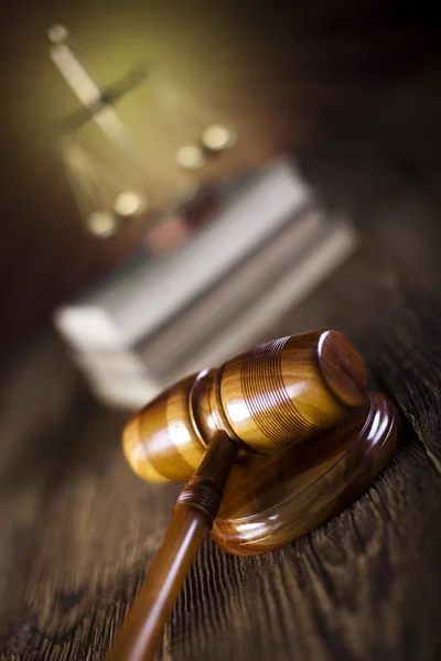 Soudci dřevěné kladívko, zákon — Stock fotografie