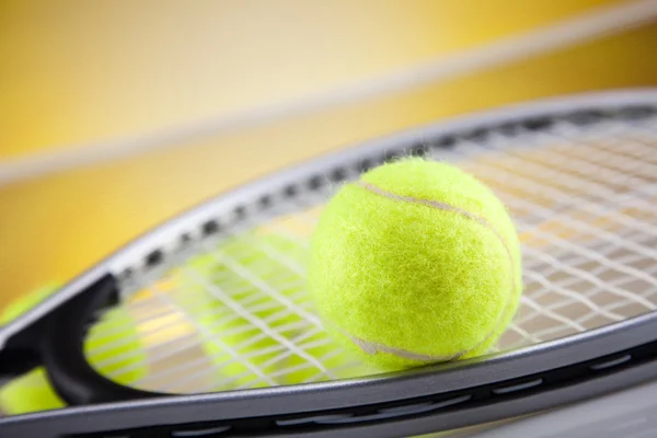 บอลเทนนิสและแร็คเก็ต — ภาพถ่ายสต็อก