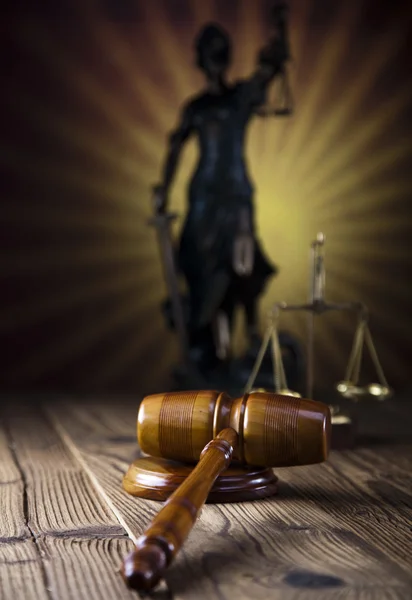 法律のテーマは、裁判官は、木製の小槌の槌 — ストック写真