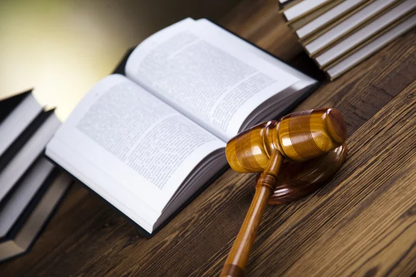 Wooden gavel and books — Stock Photo, Image