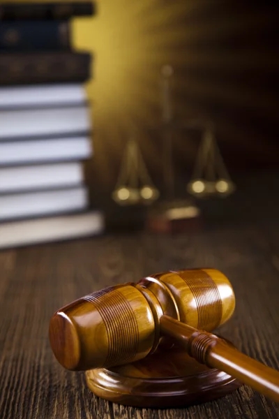 Giudici martelletto di legno e libri di diritto — Foto Stock