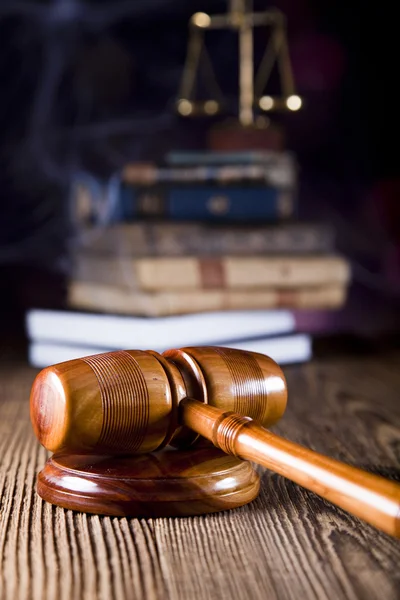 Bírák fa marok és jogi könyvek — Stock Fotó