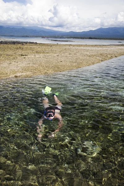 Insel, Frau und Tauchen — Stockfoto