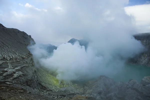 Krater van de vulkaan — Stockfoto