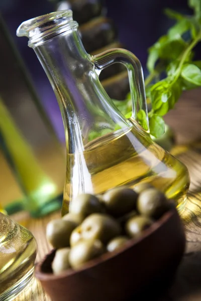 新鲜橄榄、 橄榄色油 — 图库照片