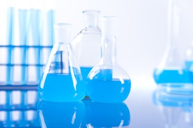 mavi su ile şişeler