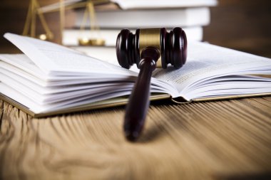 açılan kitap yargıç