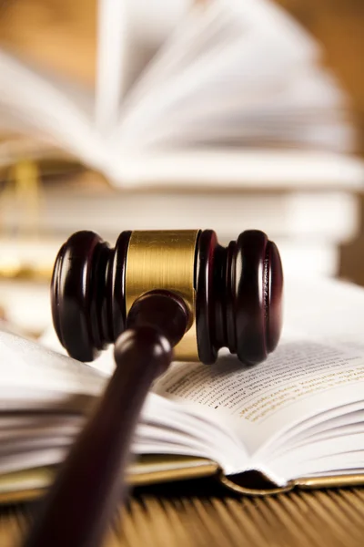 Stack of books, gavel — Stock Photo, Image