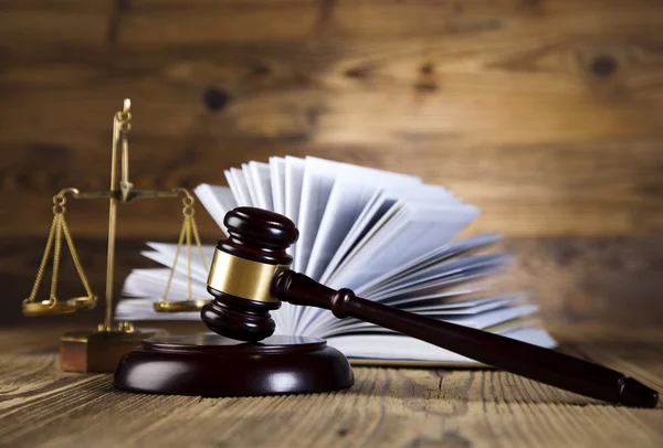Scales and gavel — Stock Photo, Image