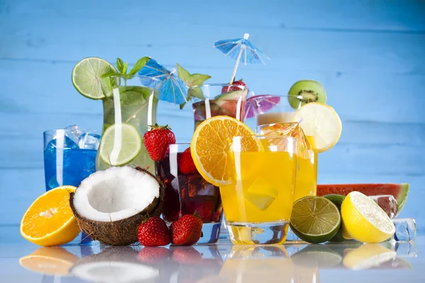 Cocktails with fruits — Stock Photo, Image